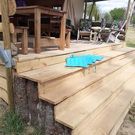 Luxe Safarilodgetent Met Boxspring Bedden